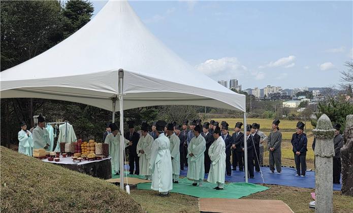 지난 6월 퇴임한 민선 3선 沈敏 임실군수 초헌관 복무...2세조 합문지후공(휘 淵) 남당...